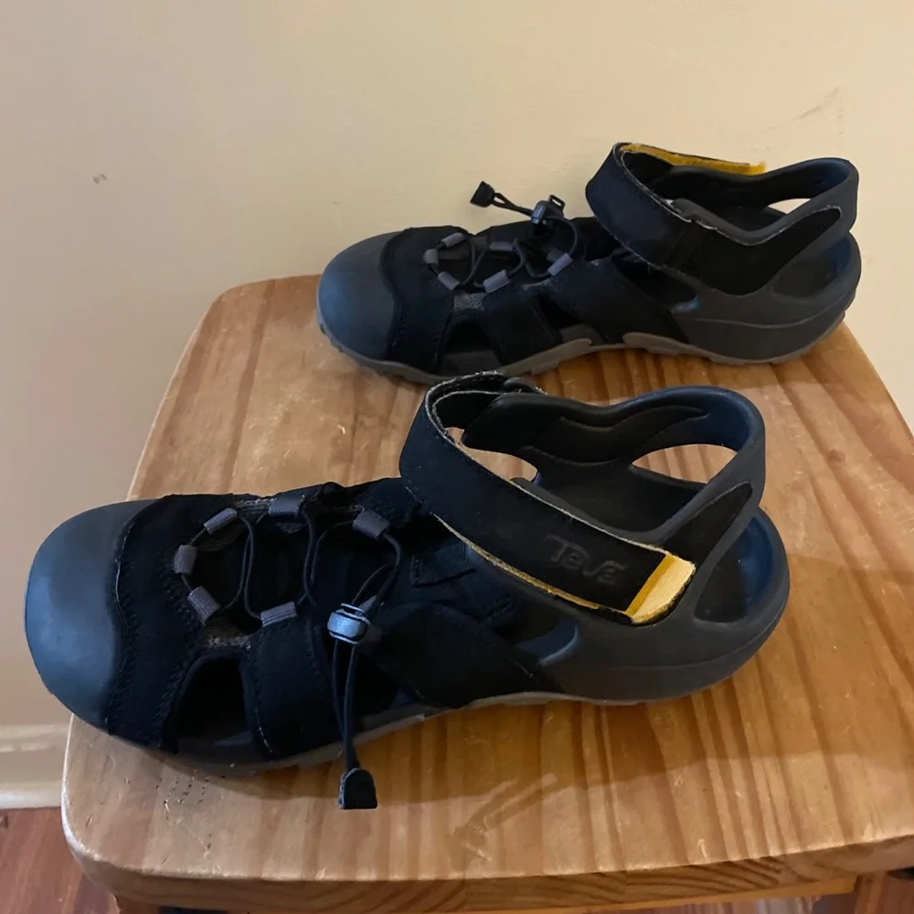 EUC Teva Men’s Flintwood Black Closed Toe Water Creek Beach Shoes Sandals w/ Box